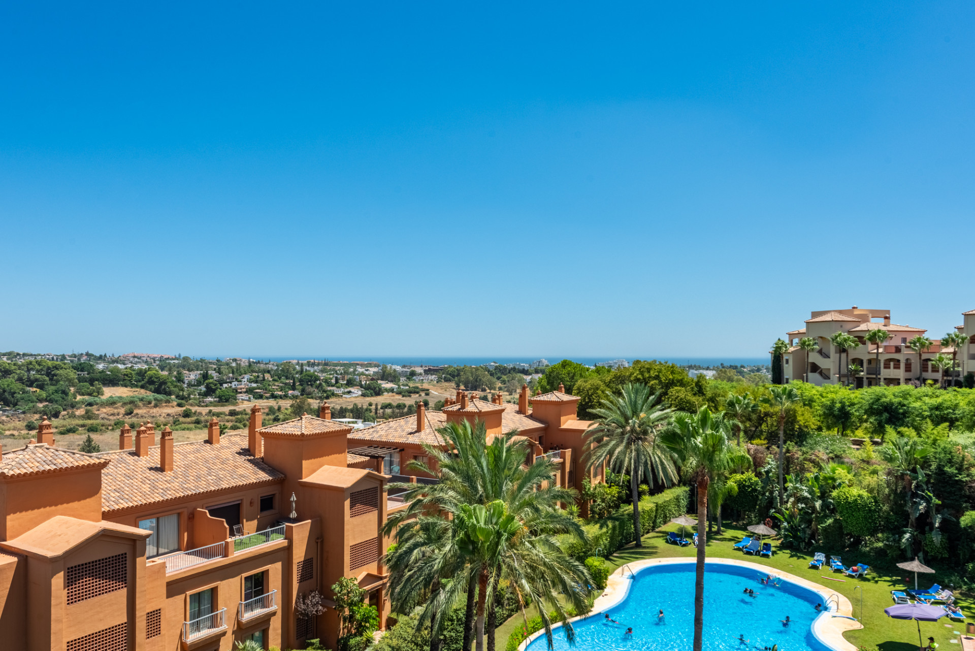 3 Bedroom Penthouse in Estepona - Photo 4
