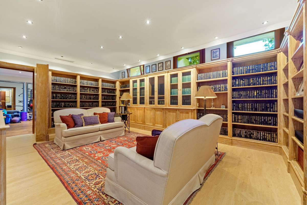 6 Bedroom Villa in Marbella - Photo 35