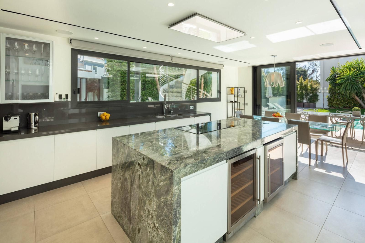 7 Bedroom Villa in Marbella - Photo 3