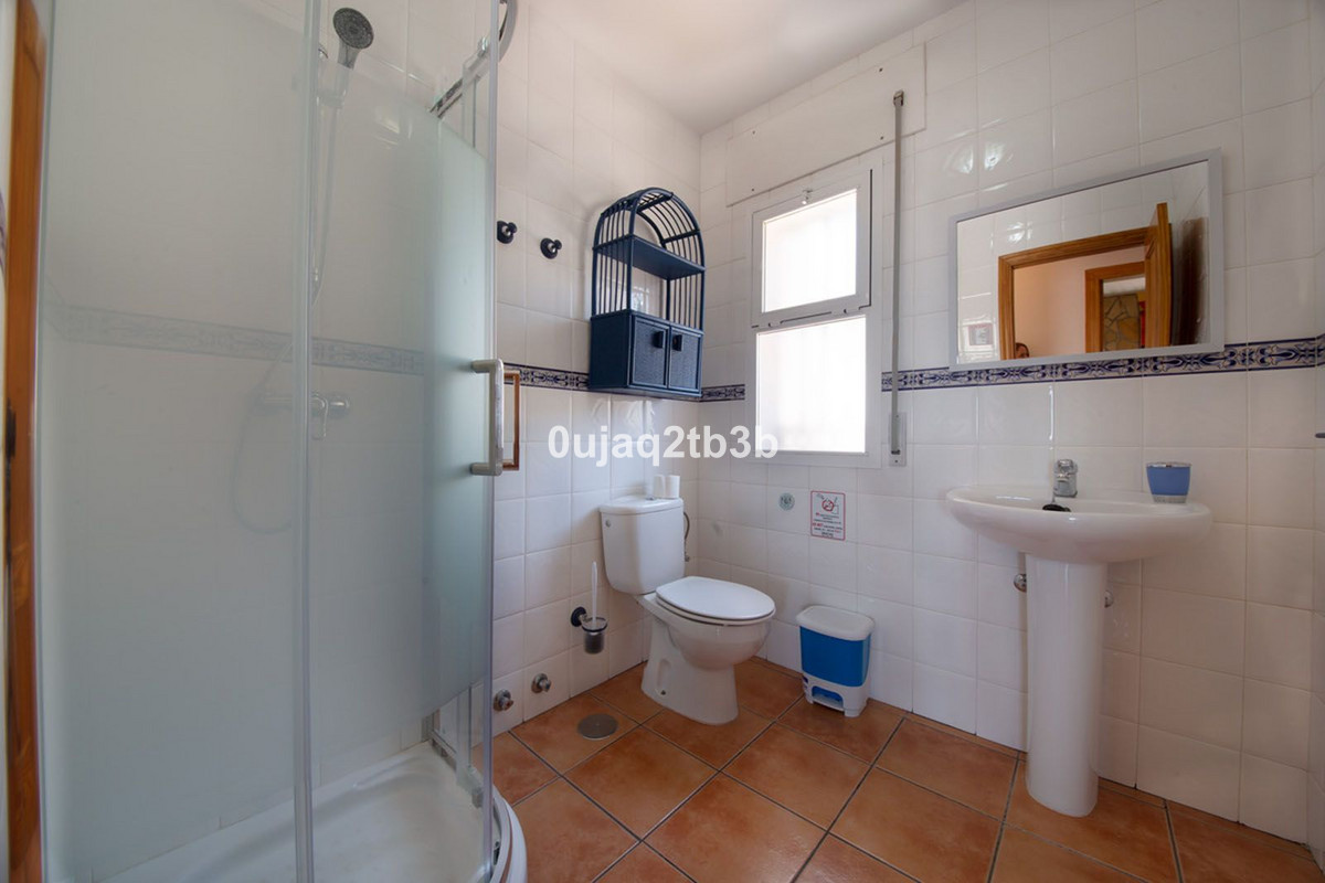 6 Bedroom Villa in Estepona - Photo 21
