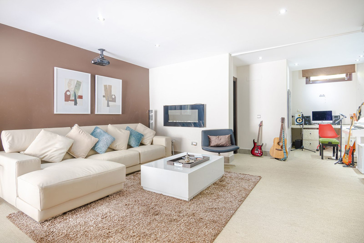 6 Bedroom Villa in Marbella - Photo 18
