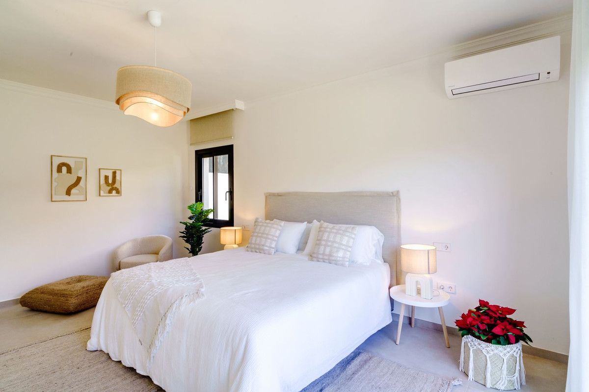 6 Bedroom Villa in Marbella - Photo 24
