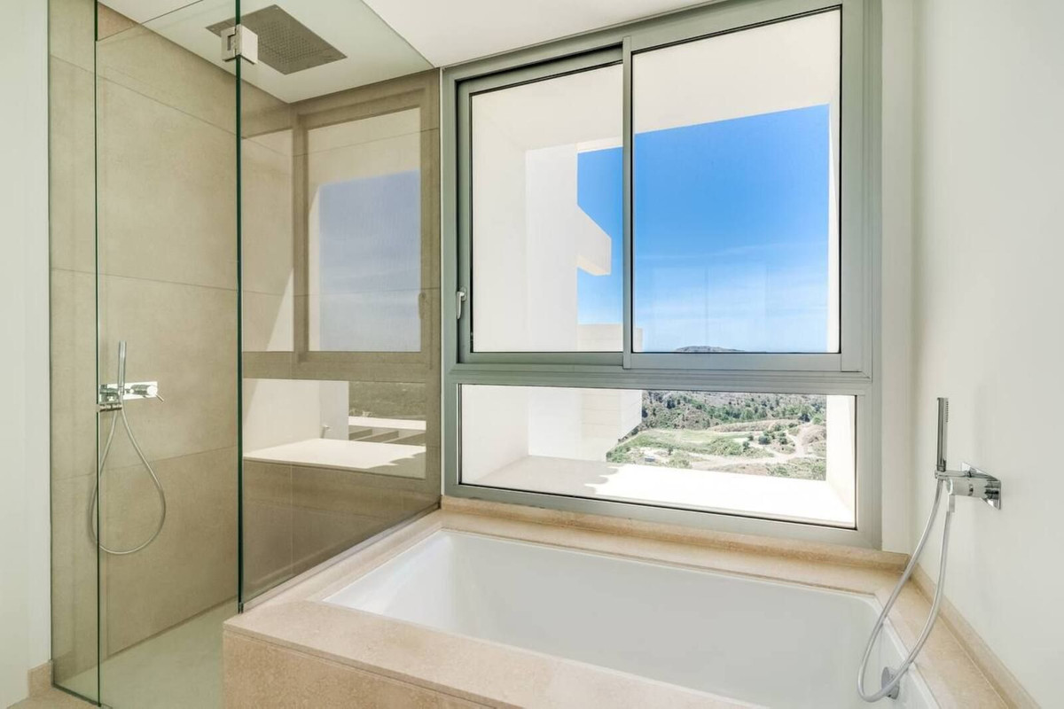 4 Bedroom Penthouse in Benahavís - Photo 10