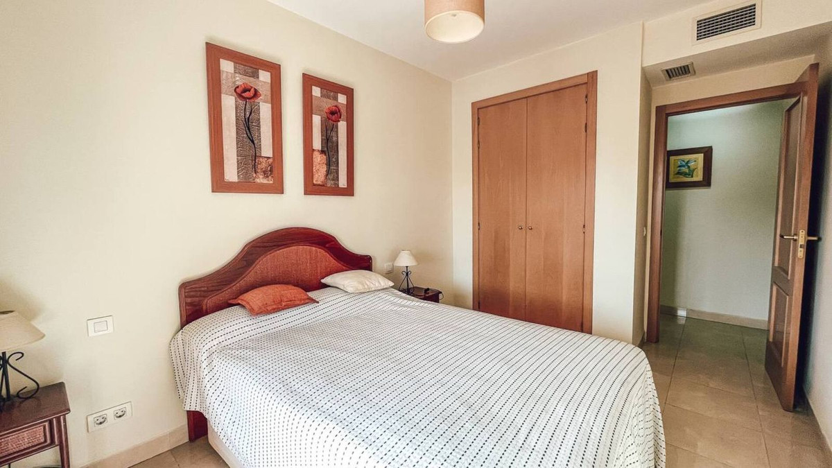 3 Bedroom Apartment in Estepona - Photo 10