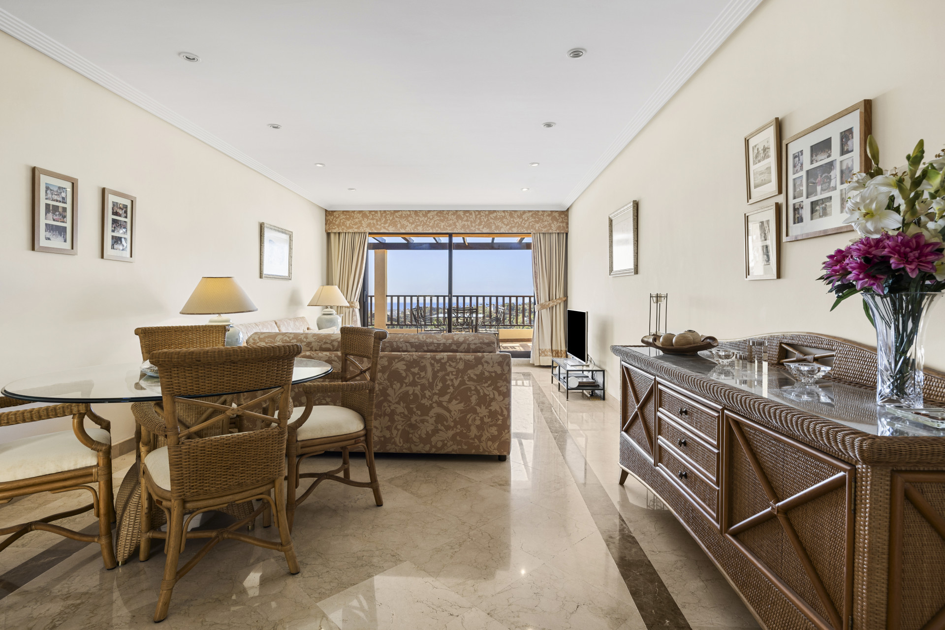 3 Bedroom Penthouse in Benahavís - Photo 8