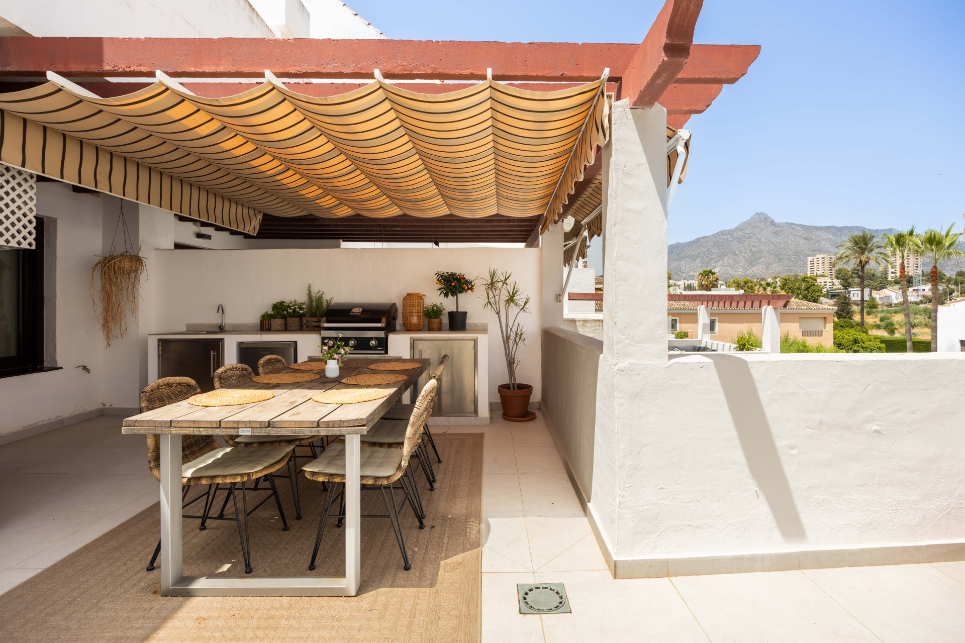 3 Bedroom Apartment in Marbella - Photo 2