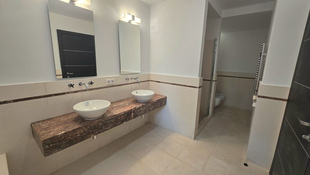 5 Bedroom Villa in Marbella - Photo 18