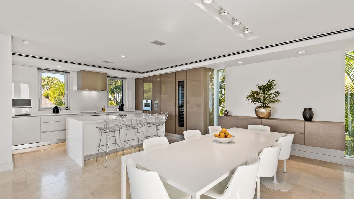 4 Bedroom Villa in Marbella - Photo 15
