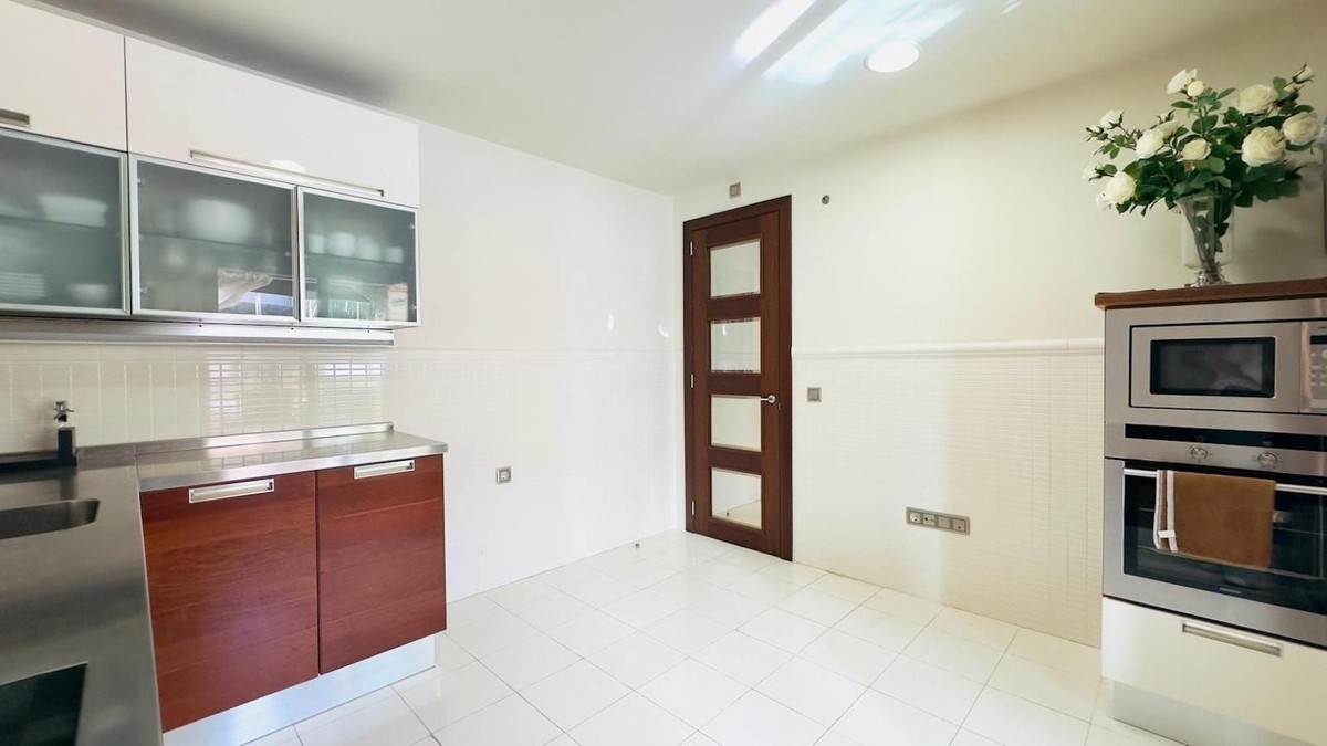 3 Bedroom Apartment in Marbella - Photo 7