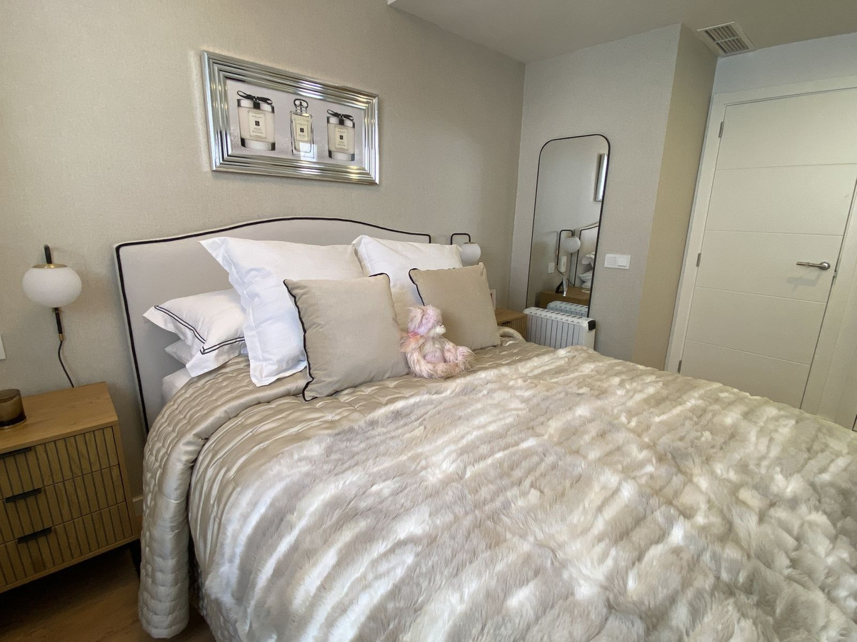 2 Bedroom Apartment in Estepona - Photo 10