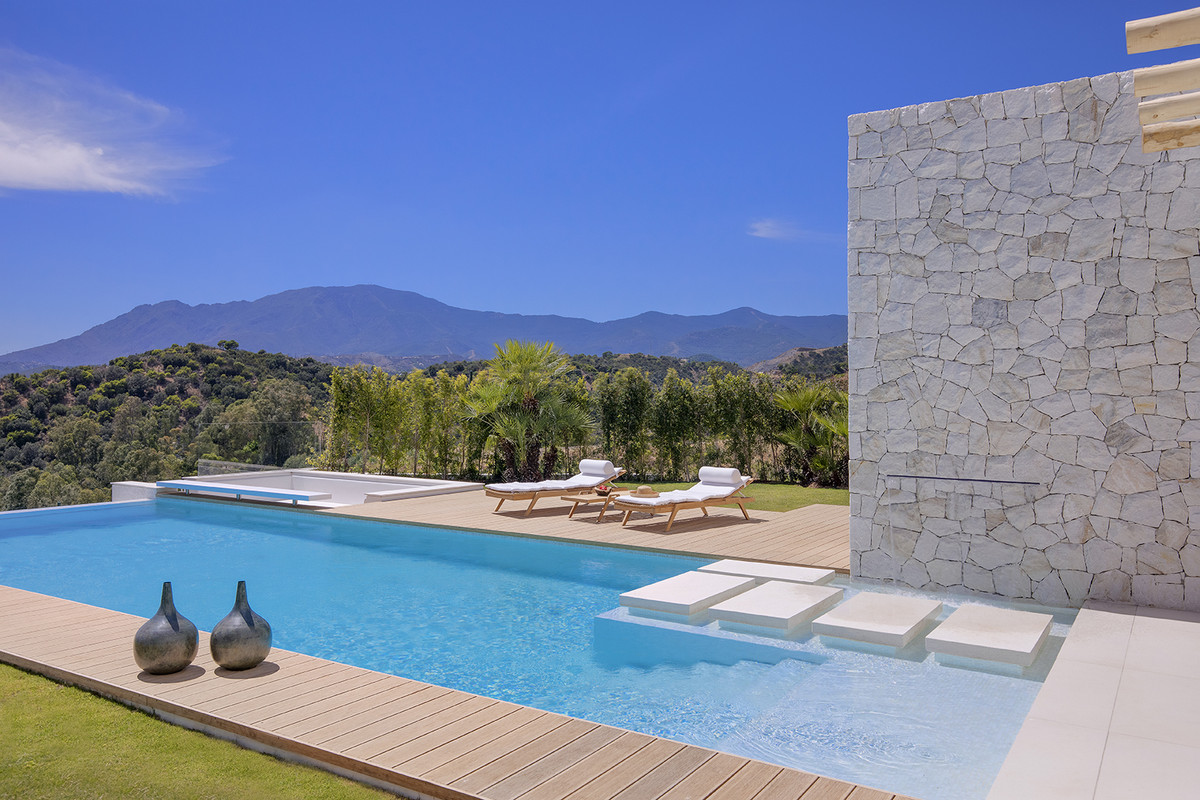 5 Bedroom Villa in Estepona - Photo 3