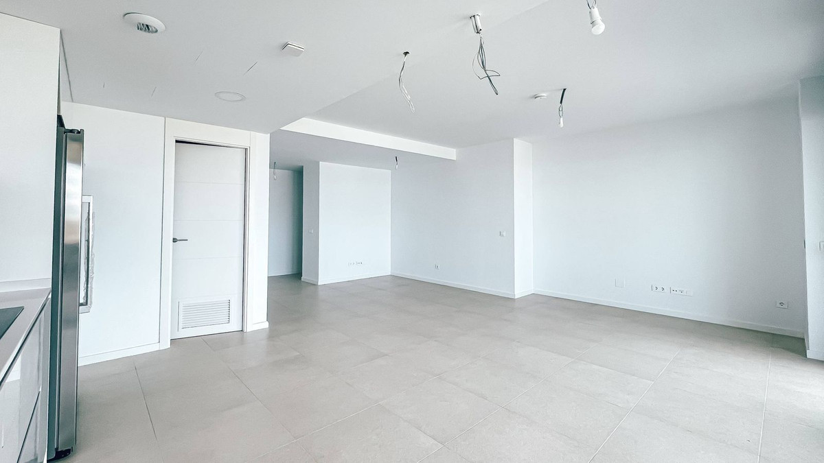 3 Bedroom Apartment in Torremolinos - Photo 8
