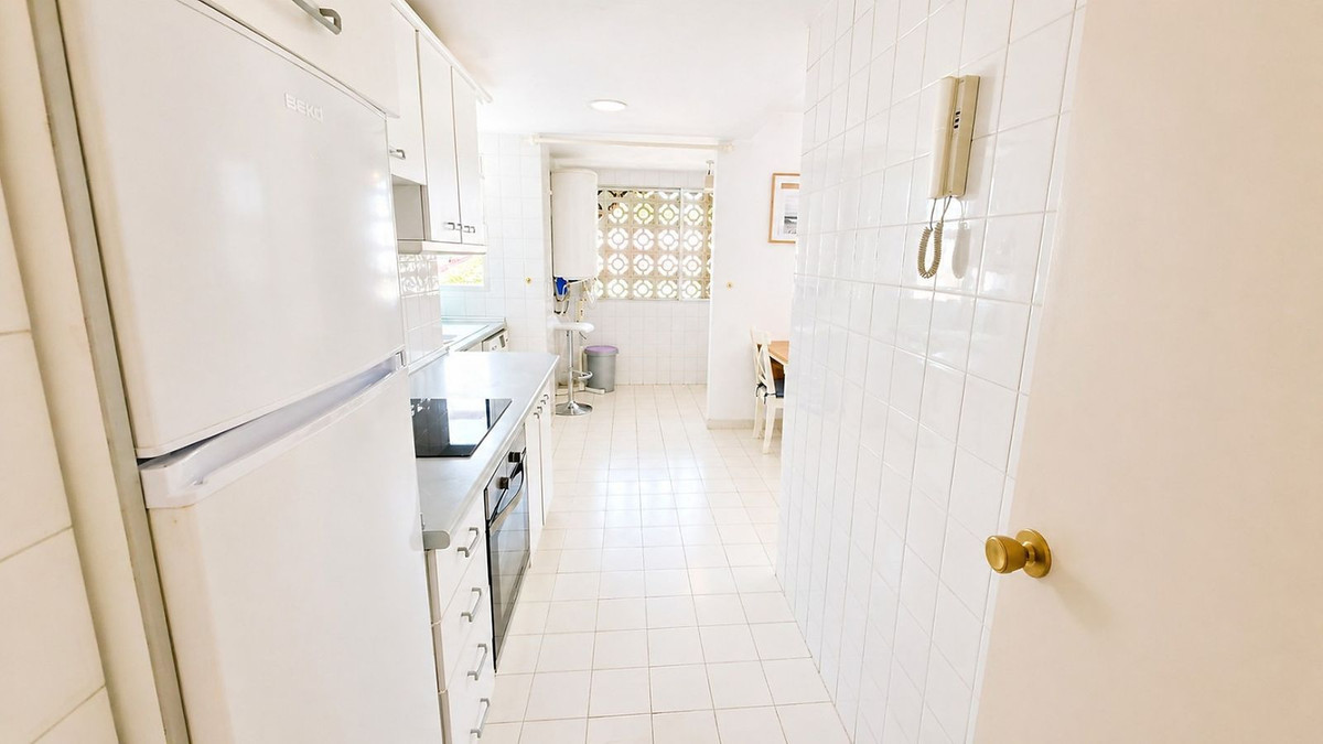 2 Bedroom Apartment in Estepona - Photo 26