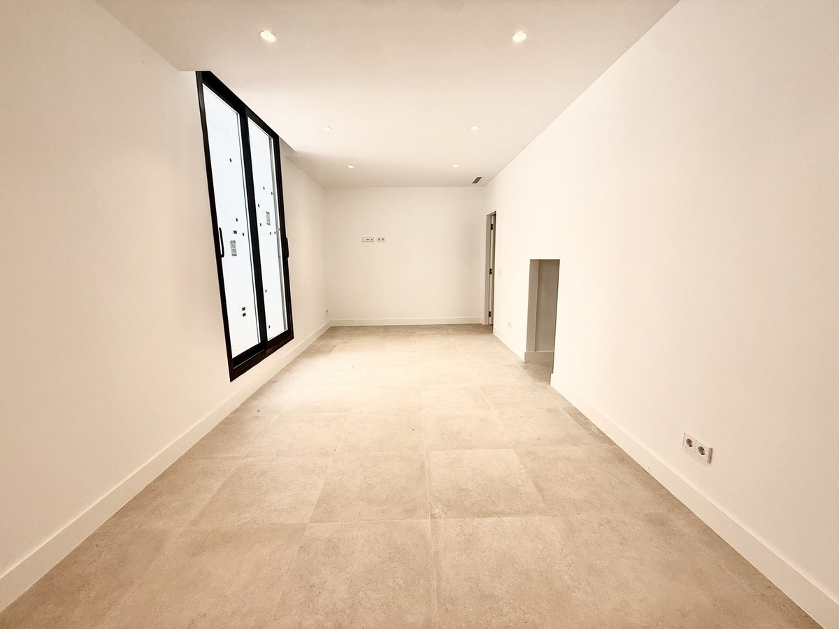6 Bedroom Villa in Estepona - Photo 39