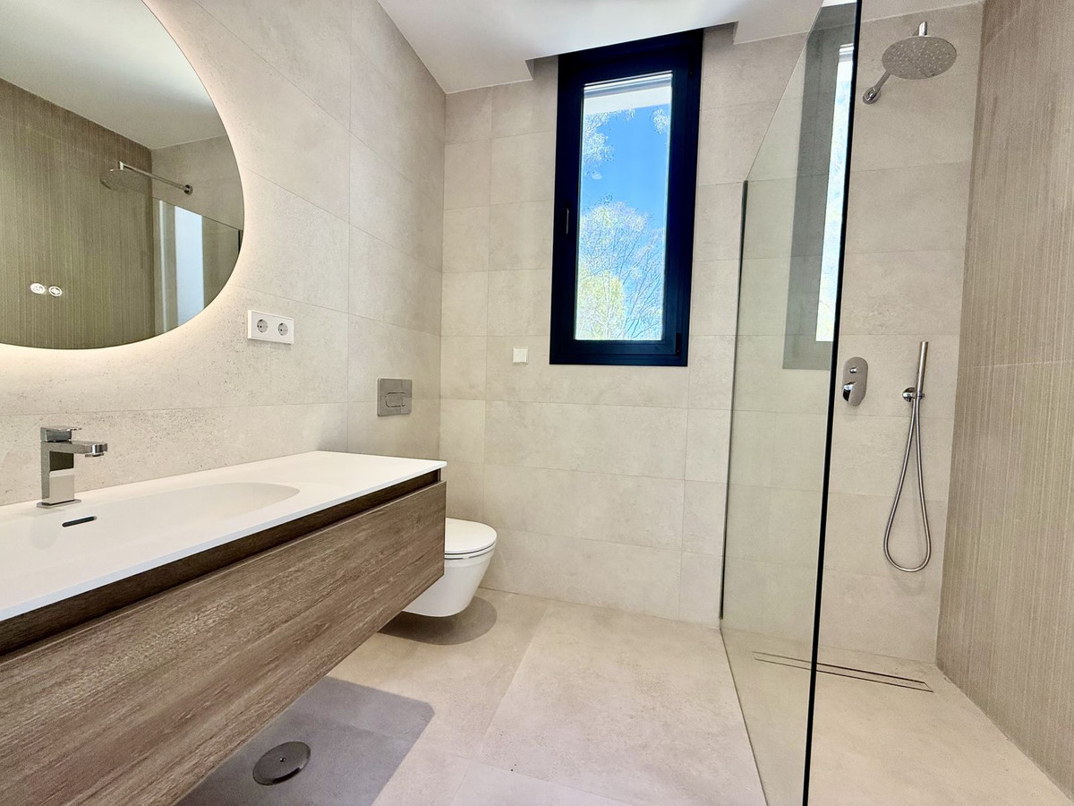 6 Bedroom Villa in Estepona - Photo 22