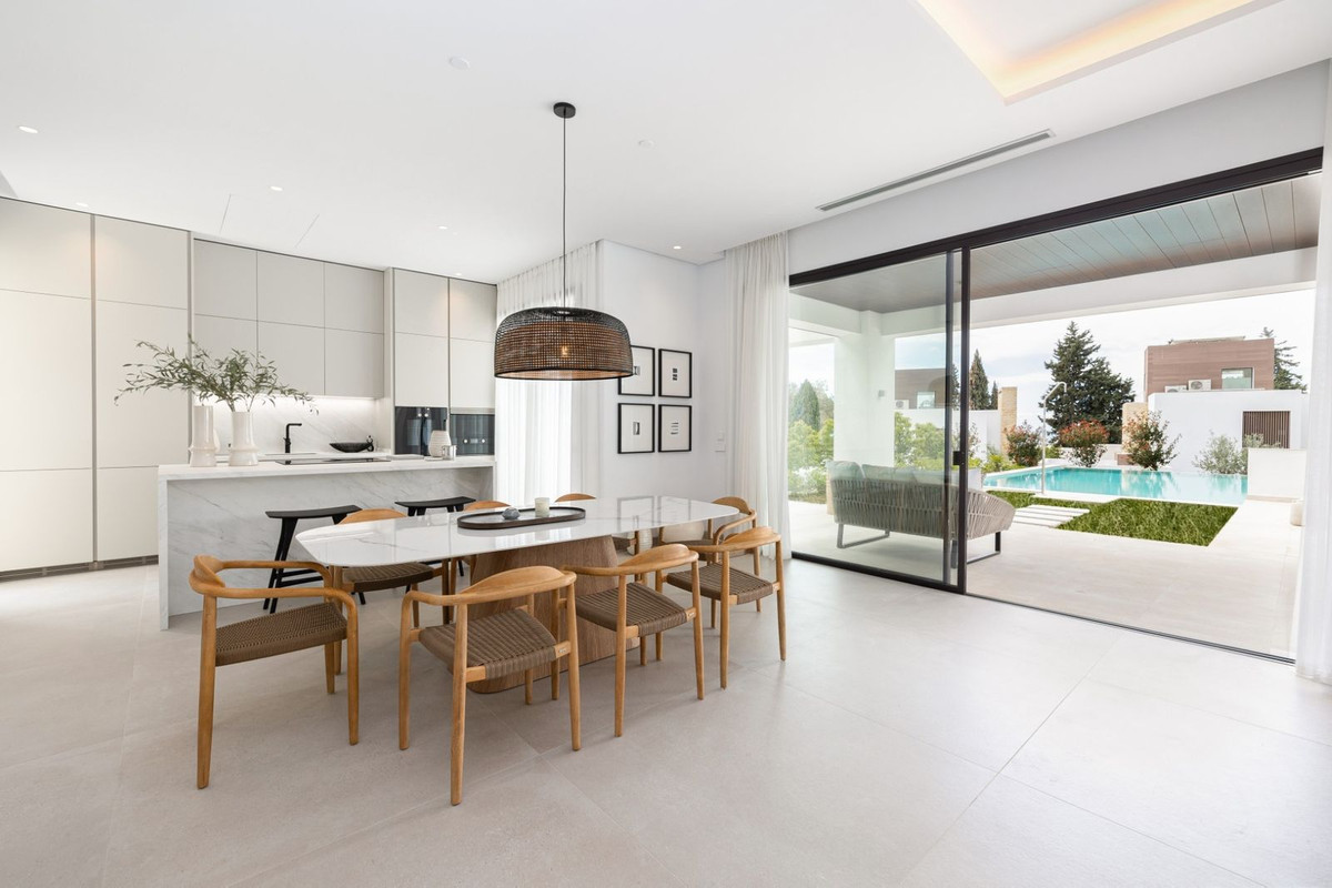 4 Bedroom Villa in Marbella - Photo 5