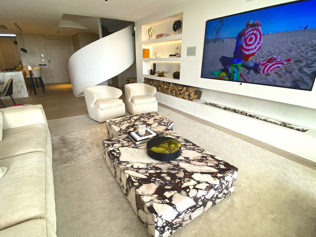 4 Bedroom Townhouse in Benahavís - Photo 8