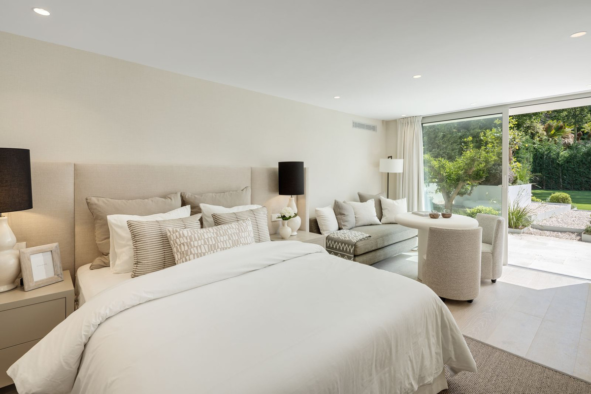 6 Bedroom Villa in Marbella - Photo 23