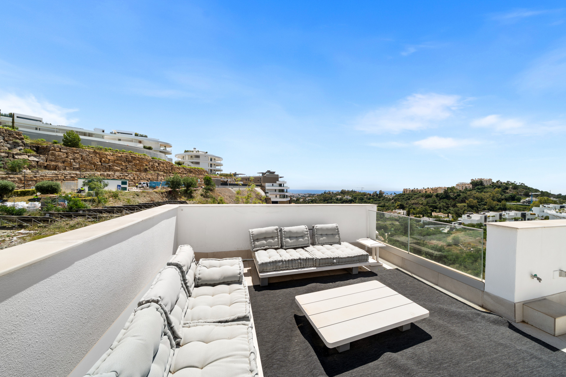 3 Bedroom Penthouse in Benahavís - Photo 13