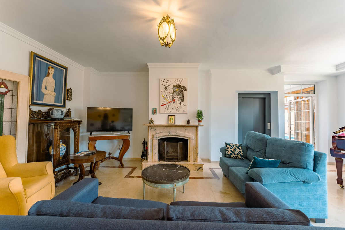 4 Bedroom Villa in San Pedro de Alcántara - Photo 4