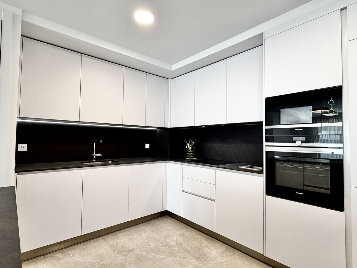 2 Bedroom Apartment in Estepona - Photo 5