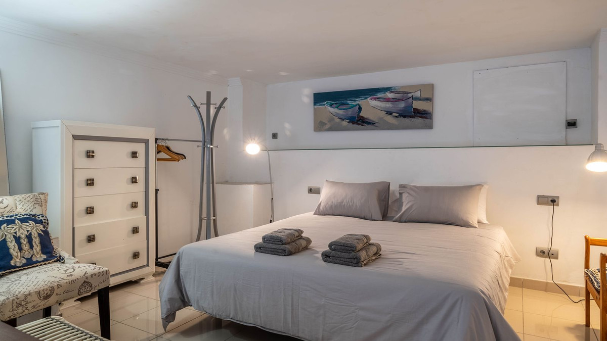 5 Bedroom Villa in Estepona - Photo 27