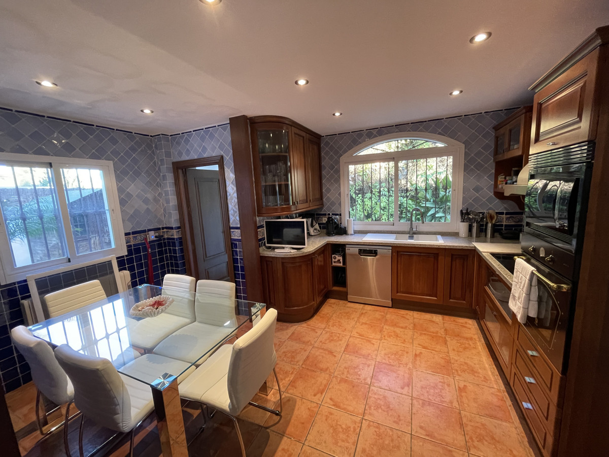 4 Bedroom Villa in Marbella - Photo 13