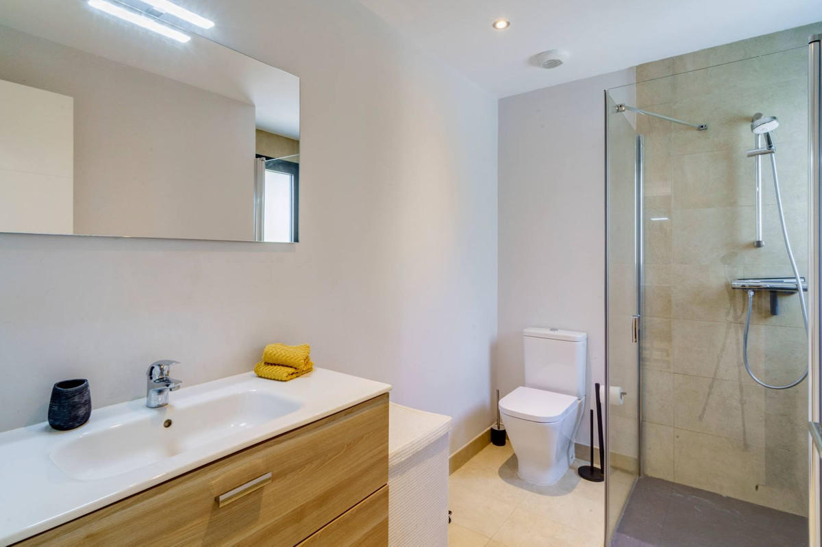 2 Bedroom Apartment in Estepona - Photo 20