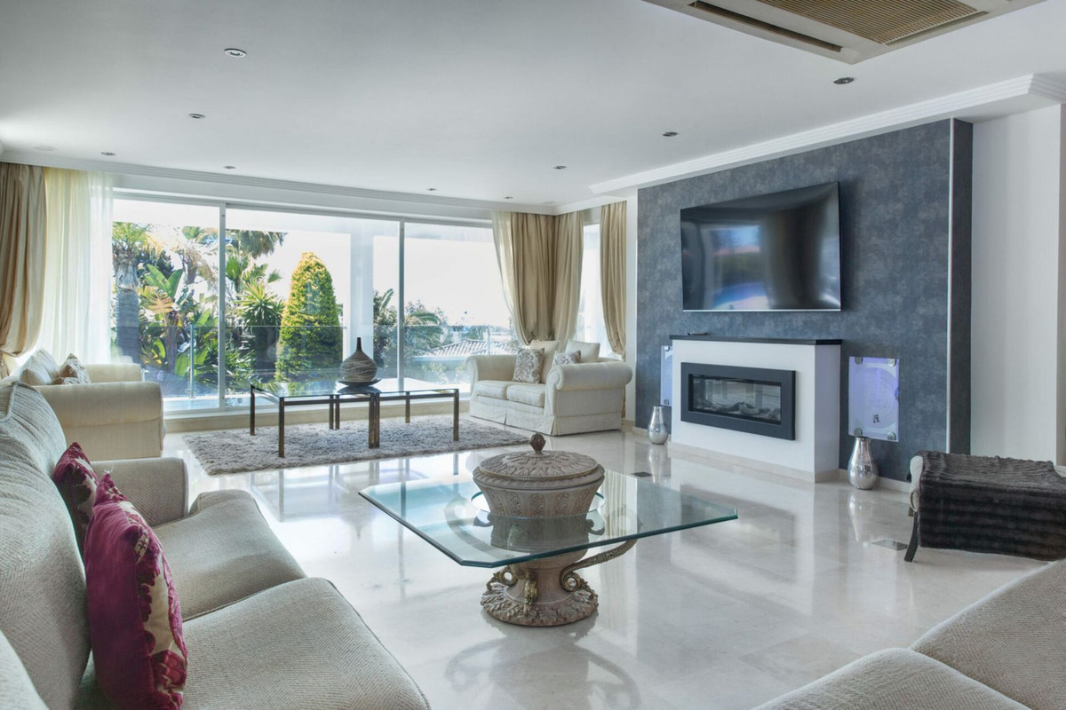 8 Bedroom Villa in Marbella - Photo 8