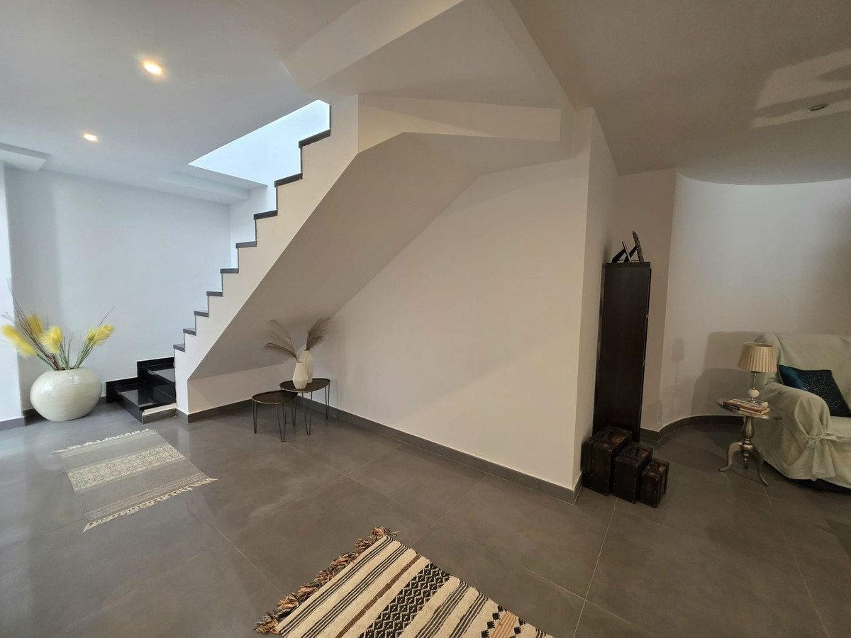 4 Bedroom Villa in Estepona - Photo 25