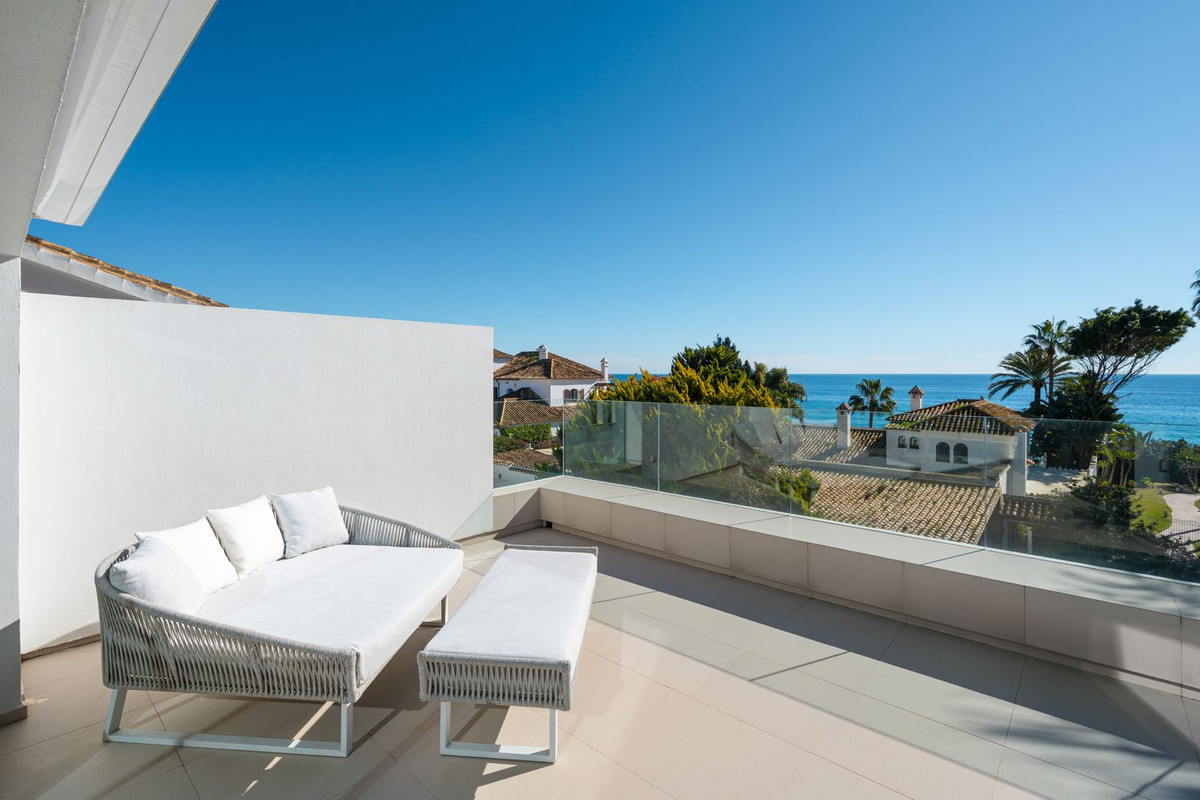 4 Bedroom Villa in Marbella - Photo 9