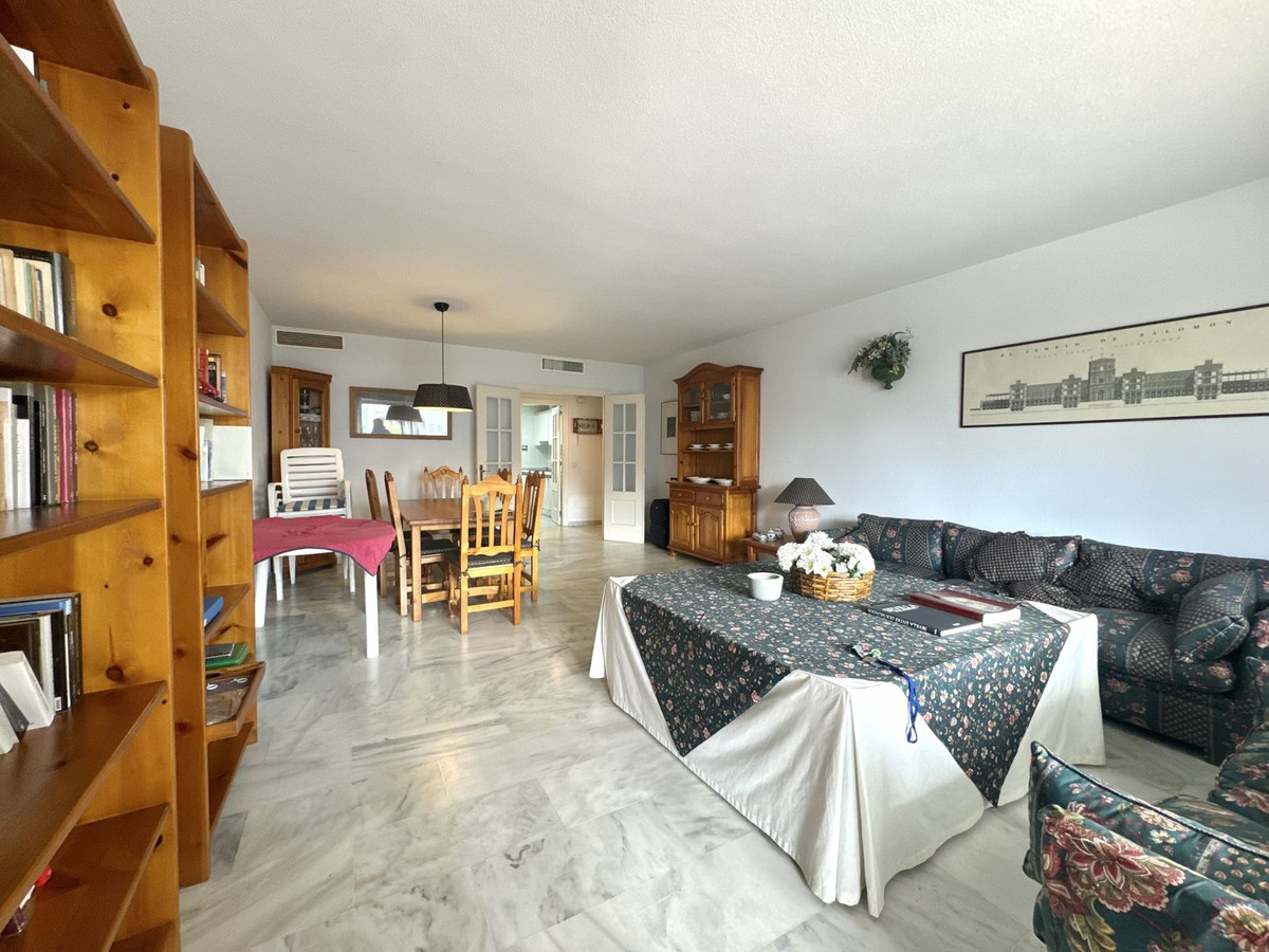 3 Bedroom Apartment in Estepona - Photo 16