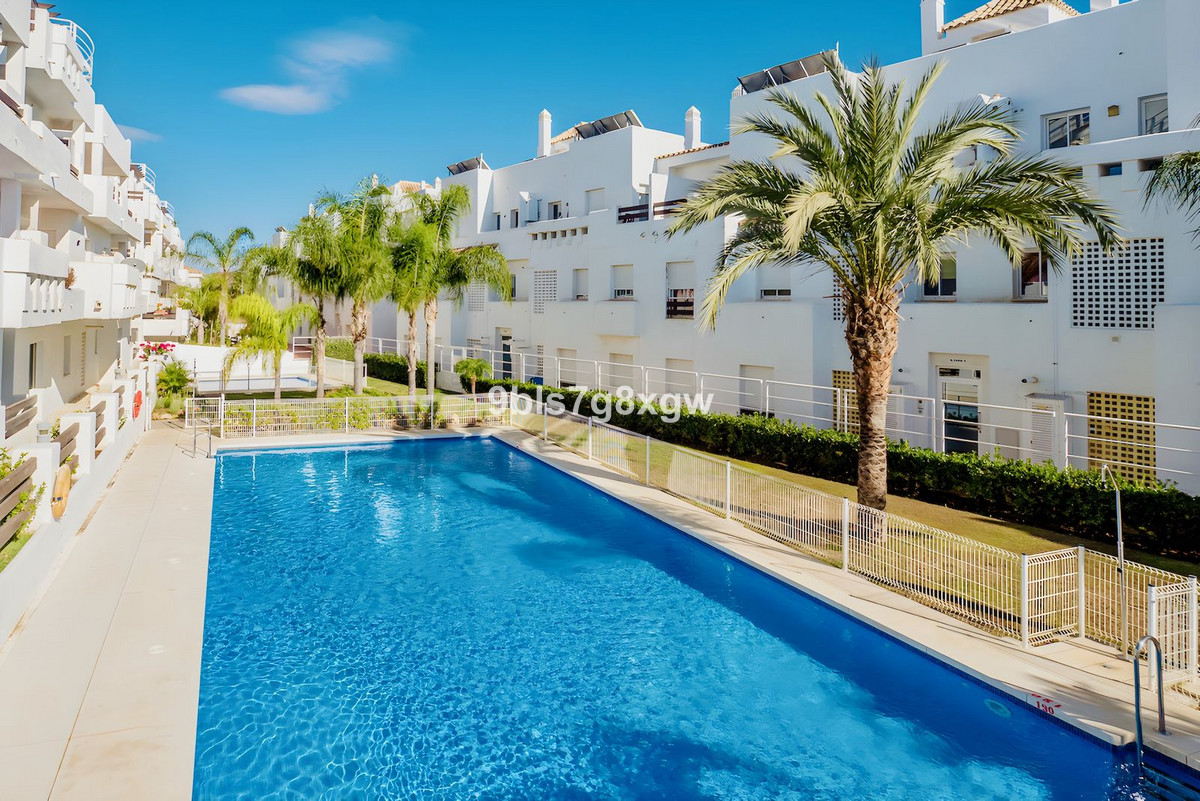 2 Bedroom Apartment in Estepona - Photo 6