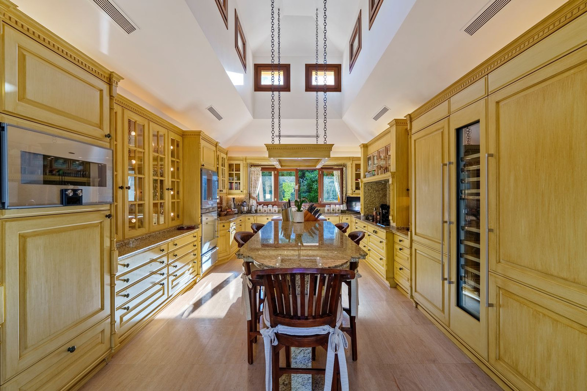 6 Bedroom Villa in Marbella - Photo 40