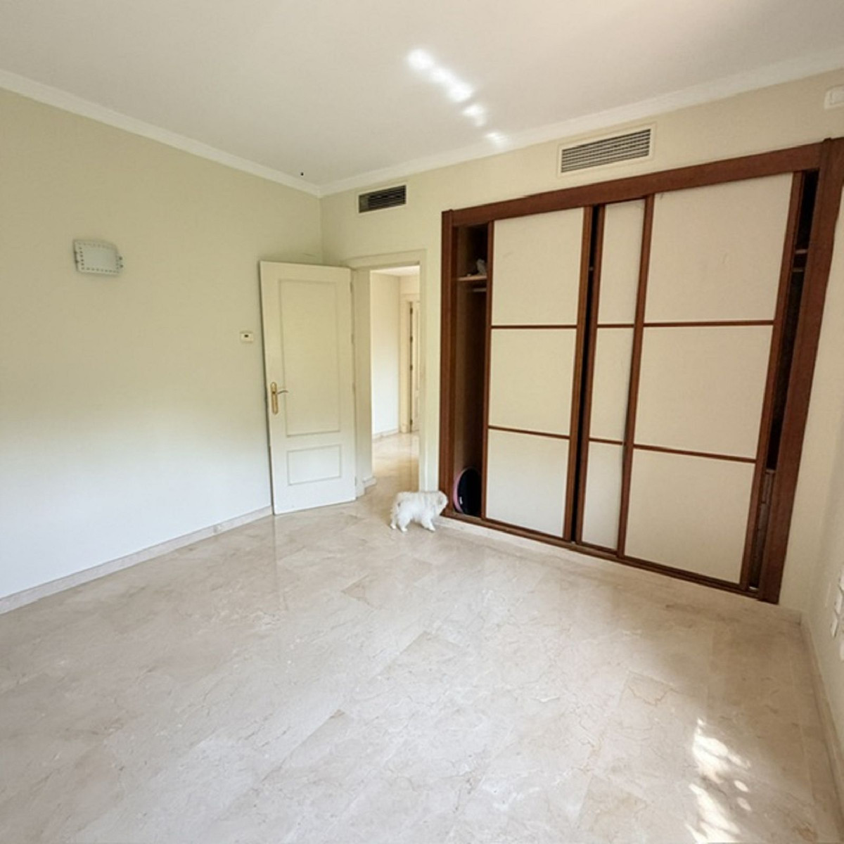 3 Bedroom Penthouse in Benahavís - Photo 8