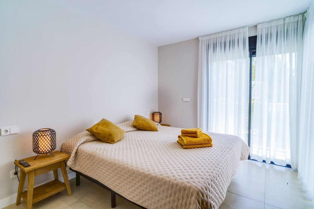 2 Bedroom Apartment in Estepona - Photo 17