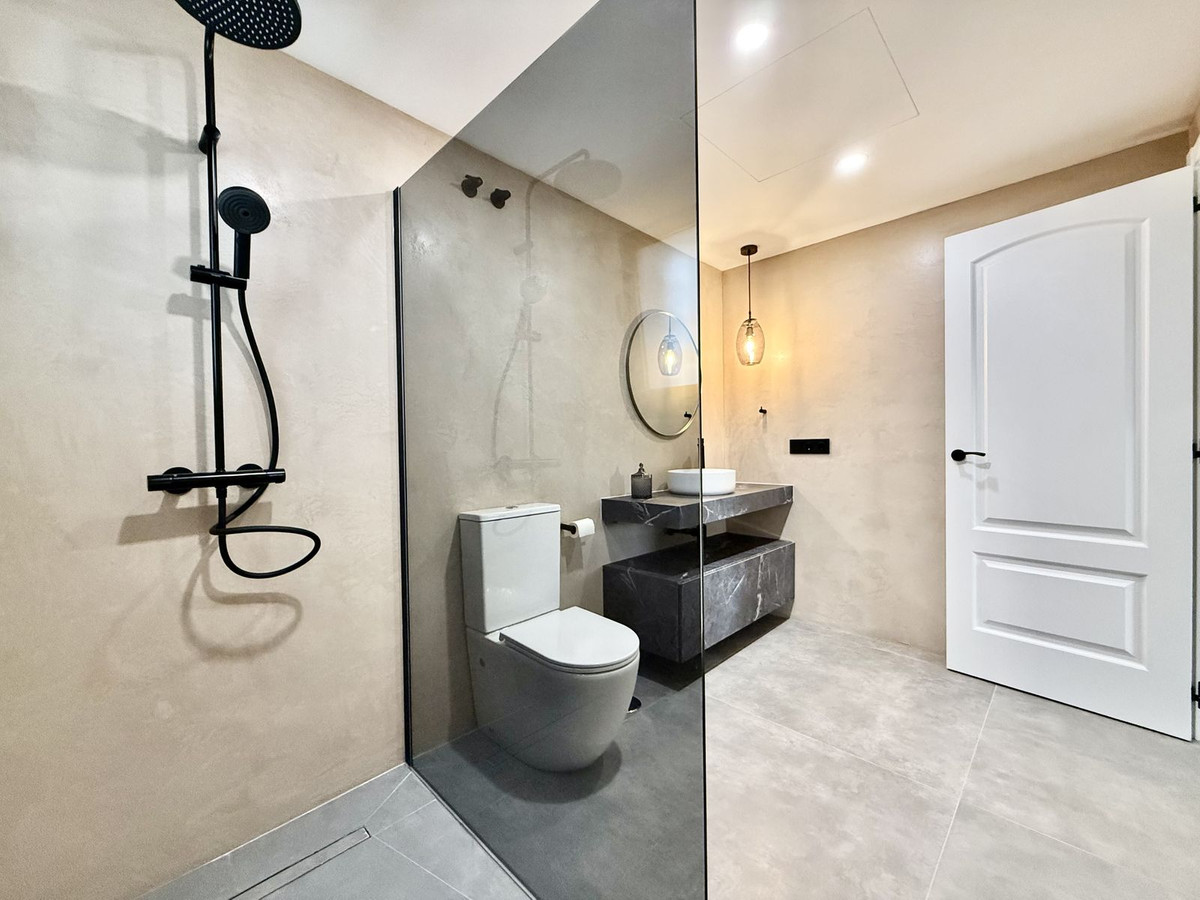 1 Bedroom Apartment in Marbella - Photo 14