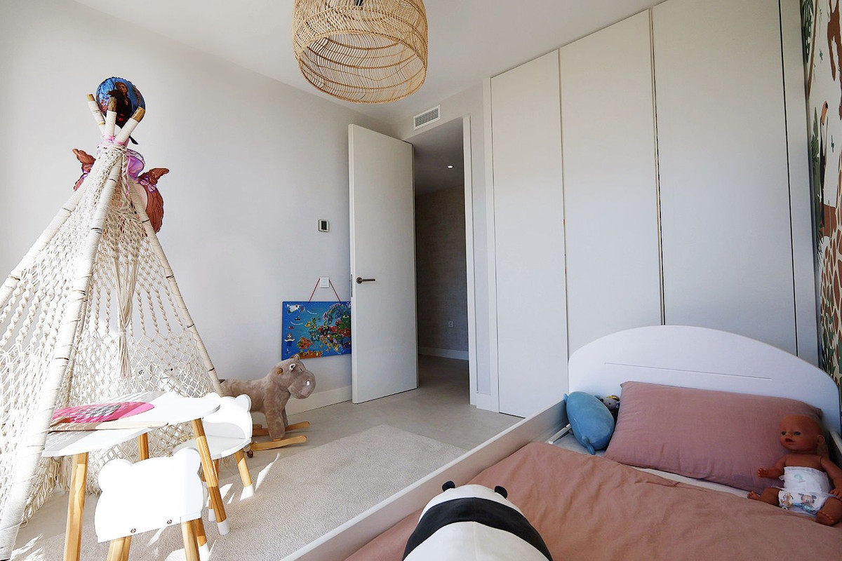 4 Bedroom Apartment in Estepona - Photo 22