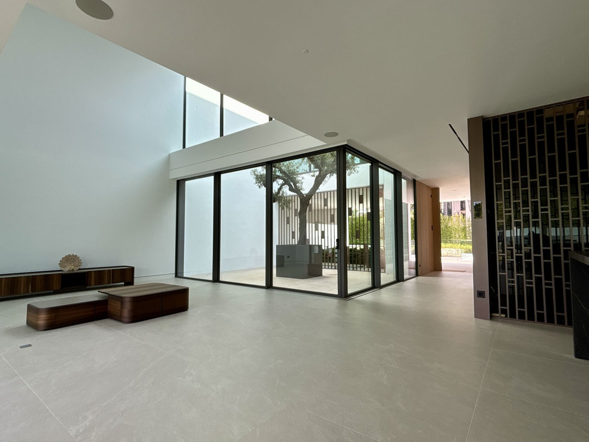 4 Bedroom Villa in Marbella - Photo 9