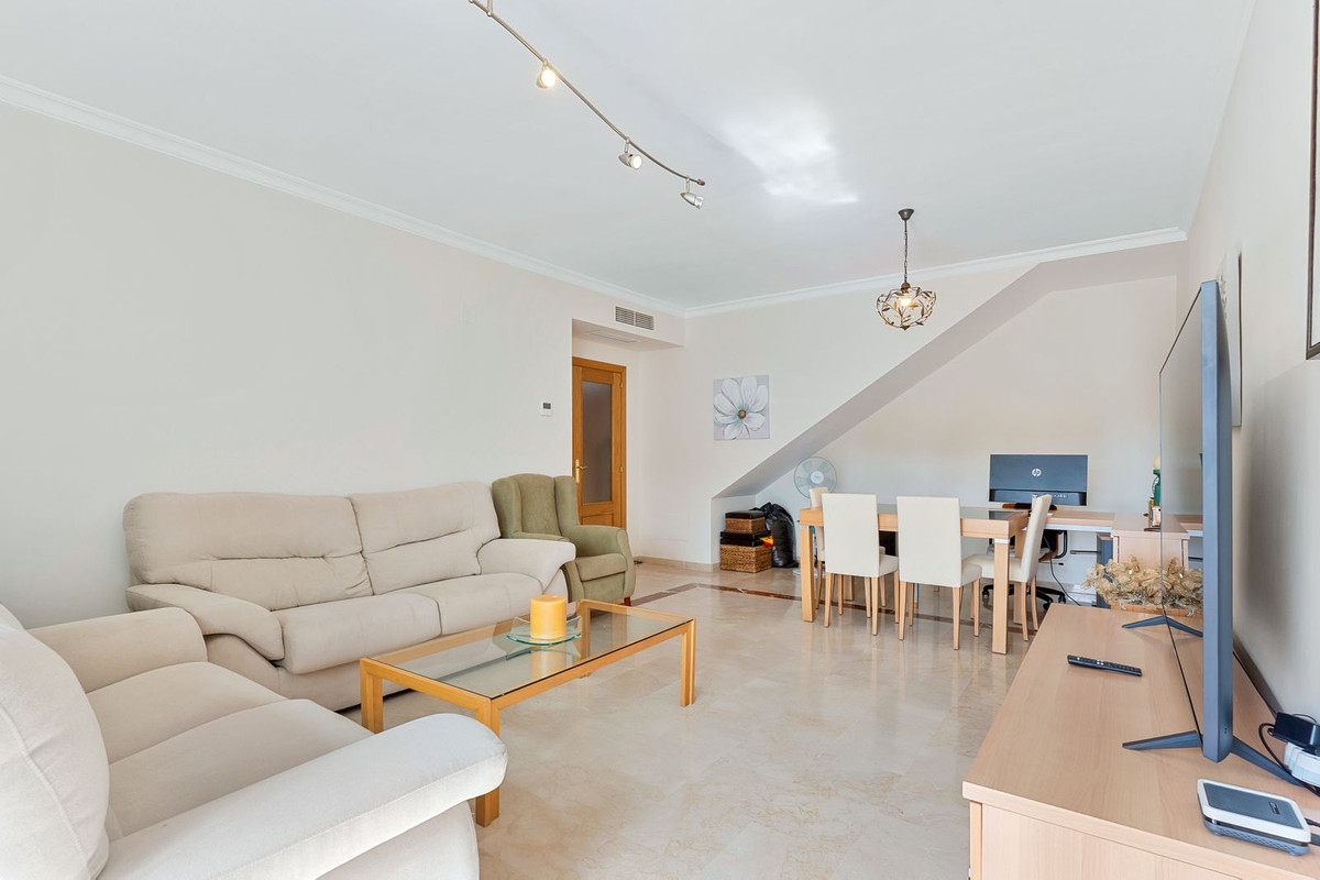 3 Bedroom Penthouse in Estepona - Photo 2