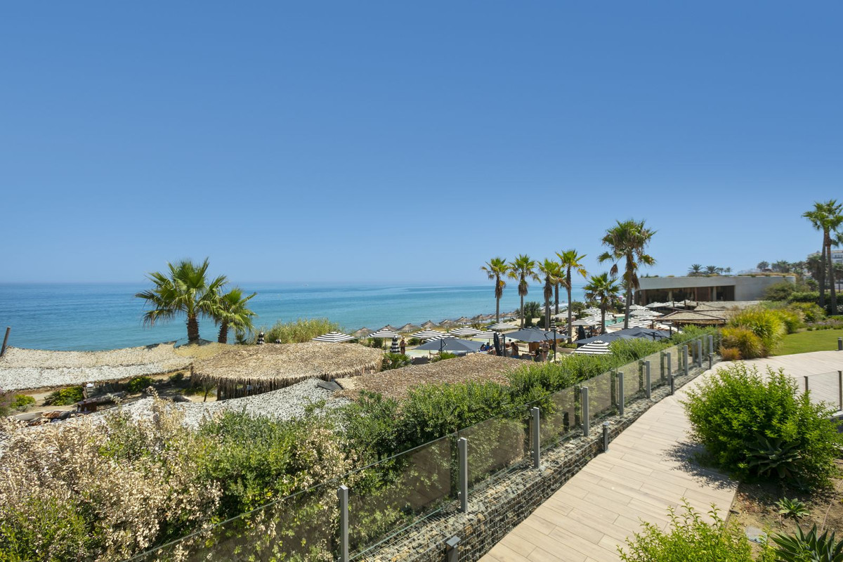 4 Bedroom Apartment in Estepona - Photo 38