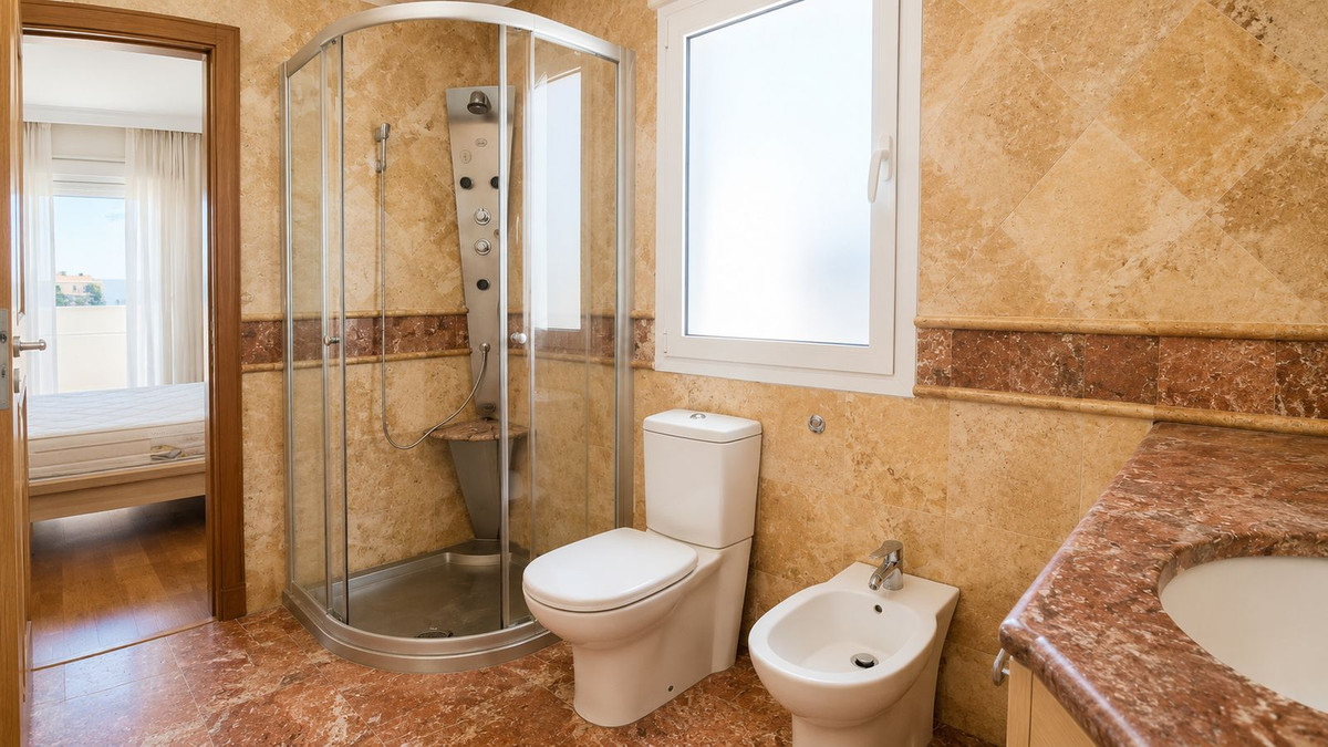 Piso de 4 dormitorios con piscina en Málaga – Foto 20