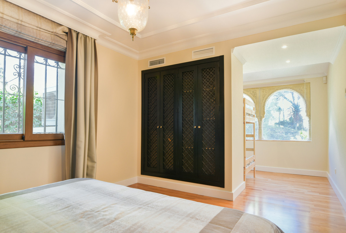 5 Bedroom Villa in Marbella - Photo 38