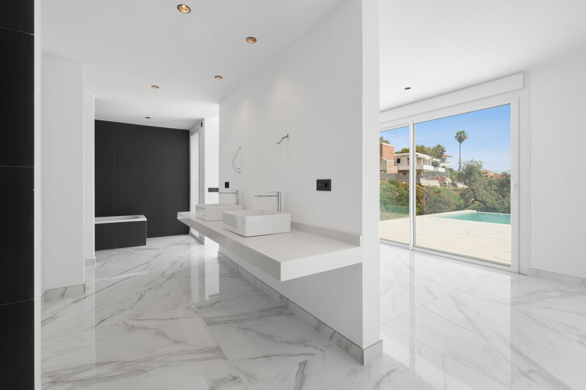 4 Bedroom Villa in Marbella - Photo 17