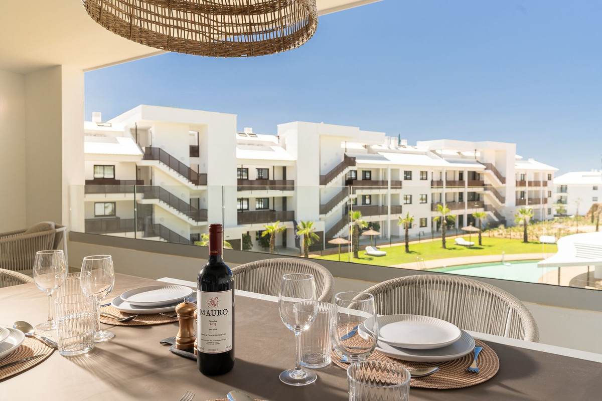 2 Bedroom Apartment in Fuengirola - Photo 2