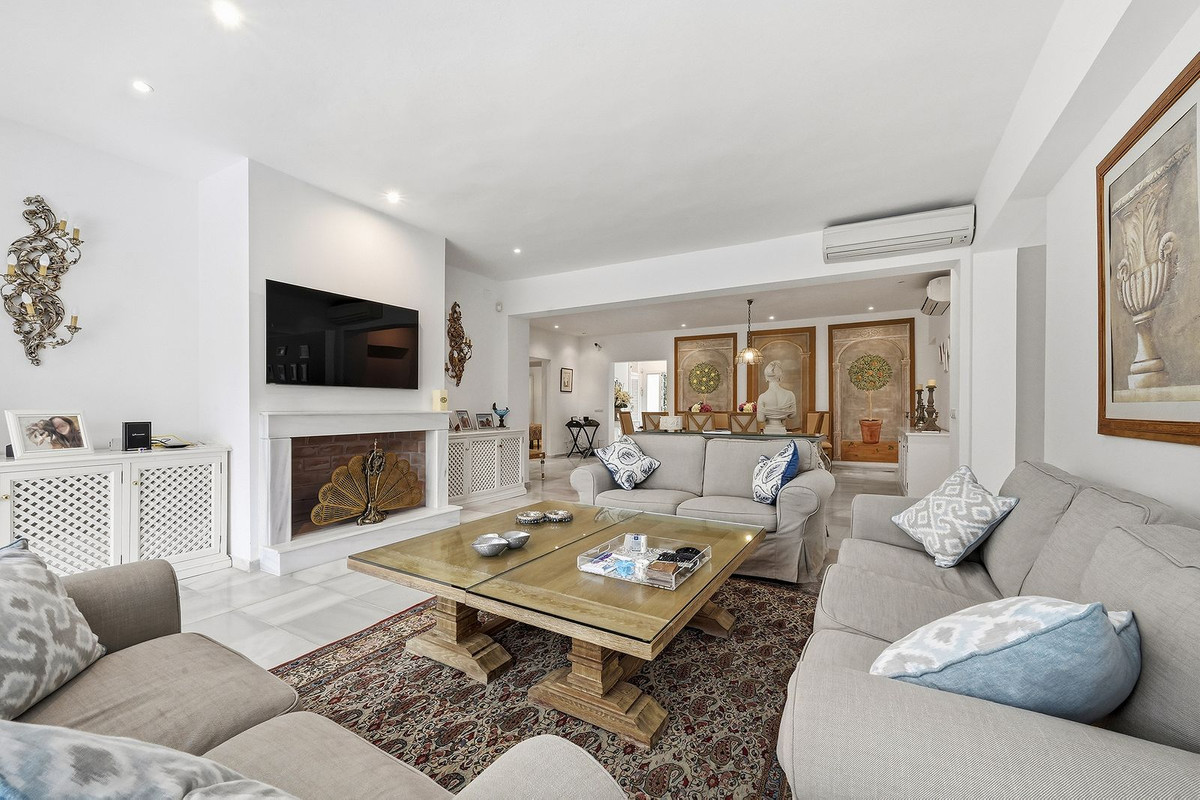 7 Bedroom Villa in Marbella - Photo 3