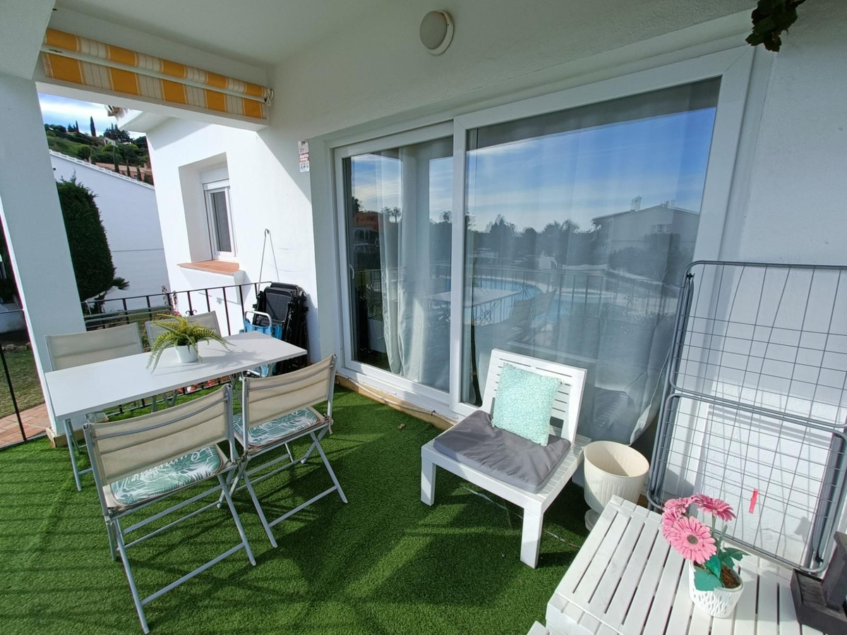 2 Bedroom Apartment in Estepona - Photo 5