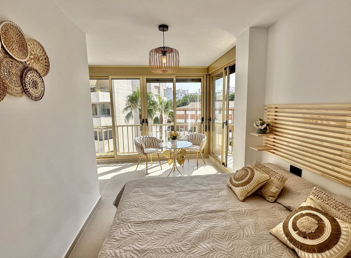 2 Bedroom Apartment in Fuengirola - Photo 4