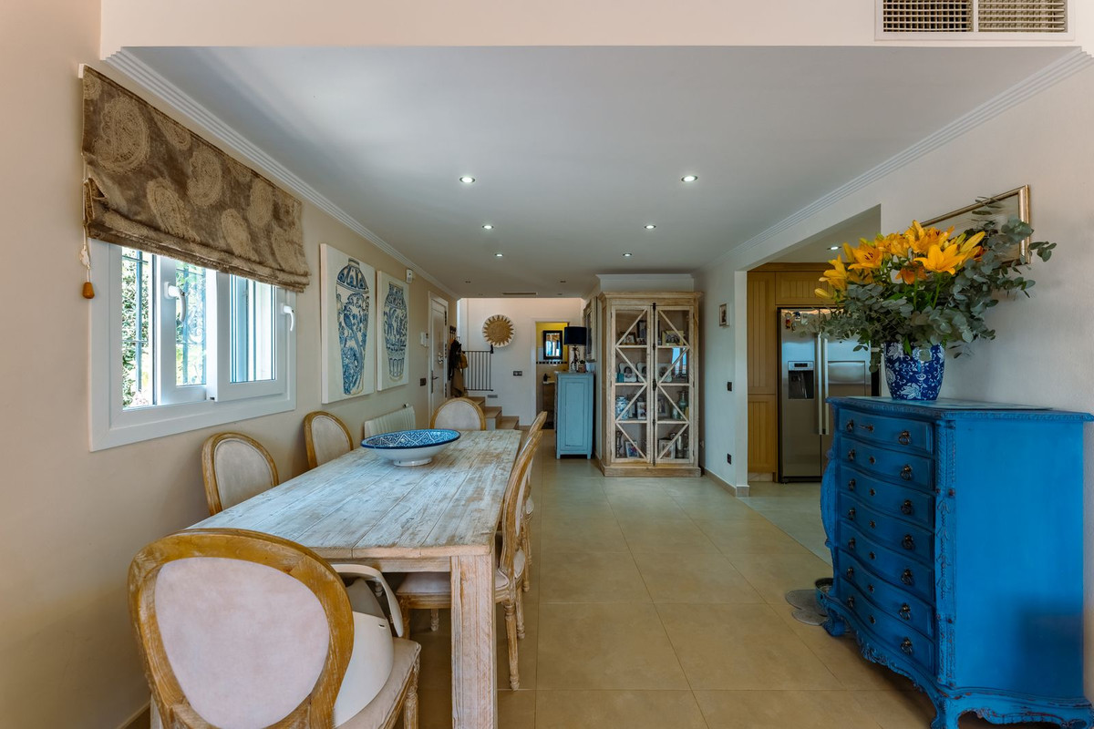 4 Bedroom Villa in Estepona - Photo 2