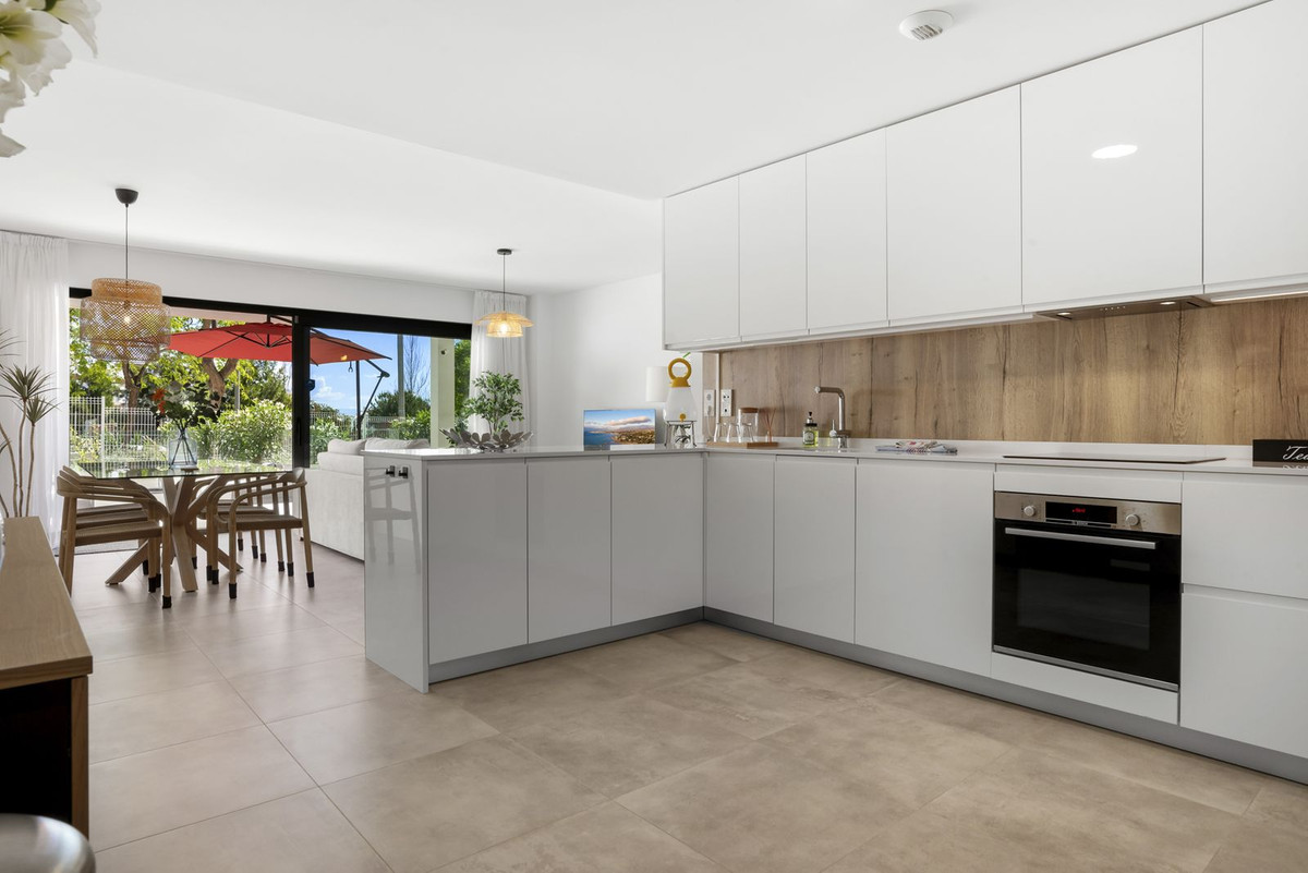 3 Bedroom Apartment in Estepona - Photo 12